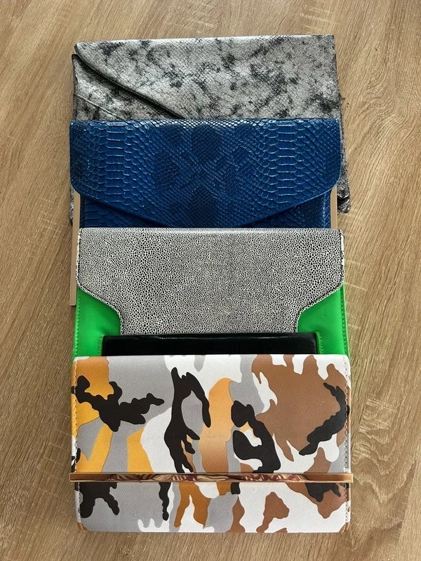 Loisirs créatifs lot de 4 pochettes ou sacs à main
